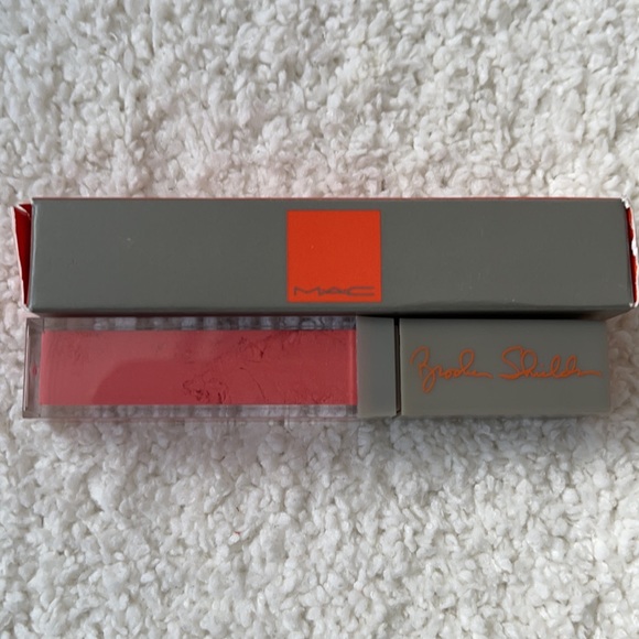 MAC Cosmetics Brooke Shields LE Artful lipglass - Picture 2 of 2